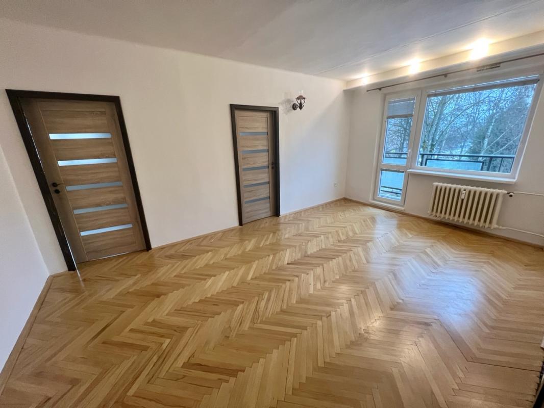 NEPREHLIADNITE- za výbornú cenu predáme  3 izbový byt  v Brezne,čiastočne  zariadený,balkon,parkovacie miesto