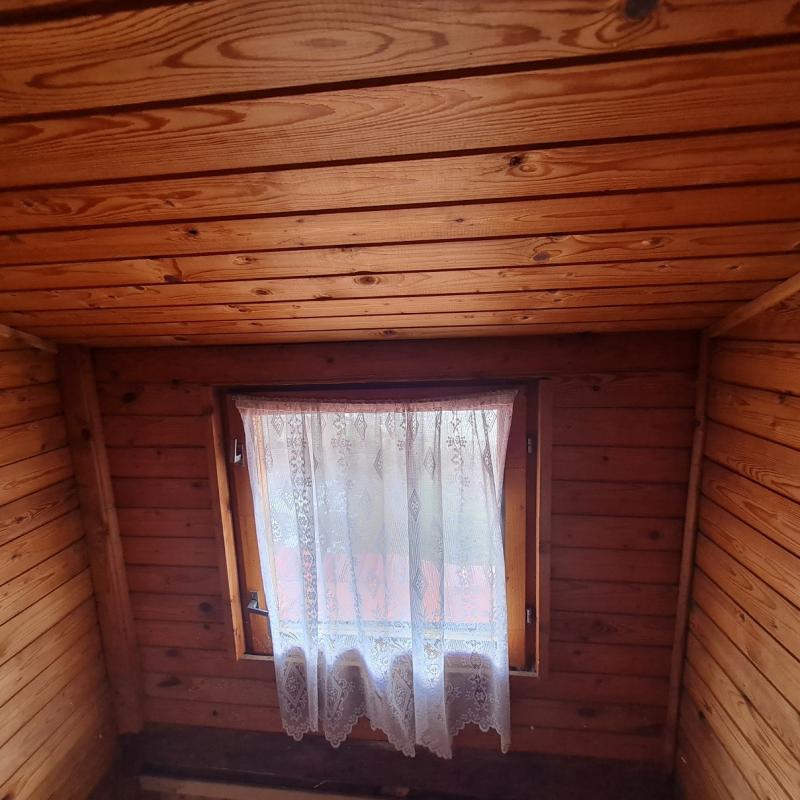 REZERVOVANÉ! Rodinný dom chata na polosamote - so saunou a bazénom na slnečnom pozemku 1220 m2 ihneď využívateľný medzi  Banskou Bystricou a Breznom