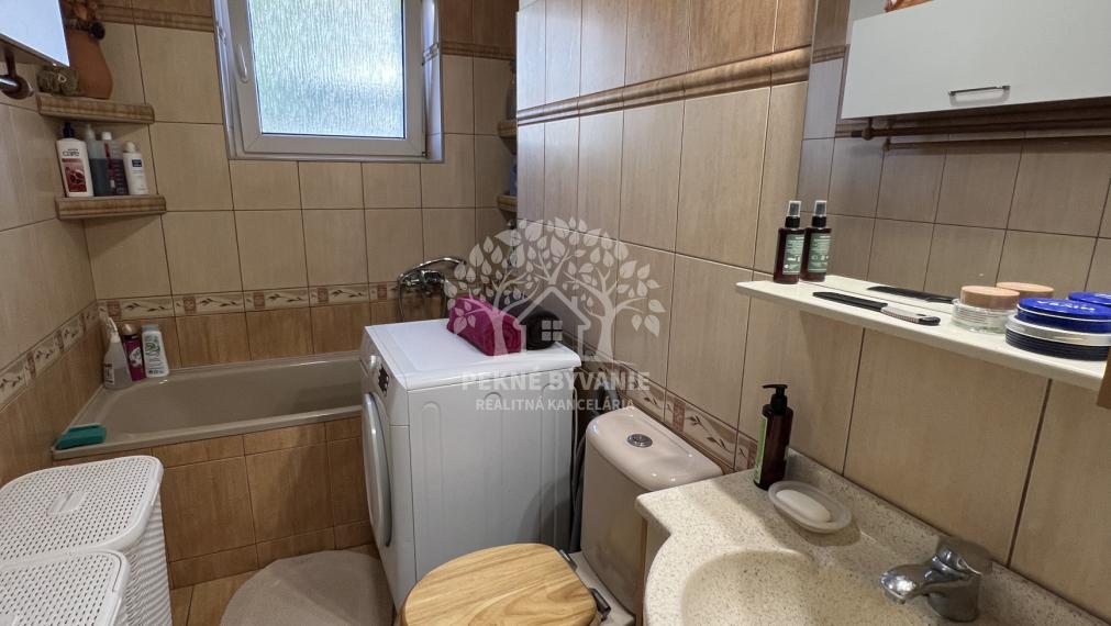 Na predaj 2 izbový útulný,zrekonštruovaný byt s balkónom a krbovou pieckou vo Valaskej