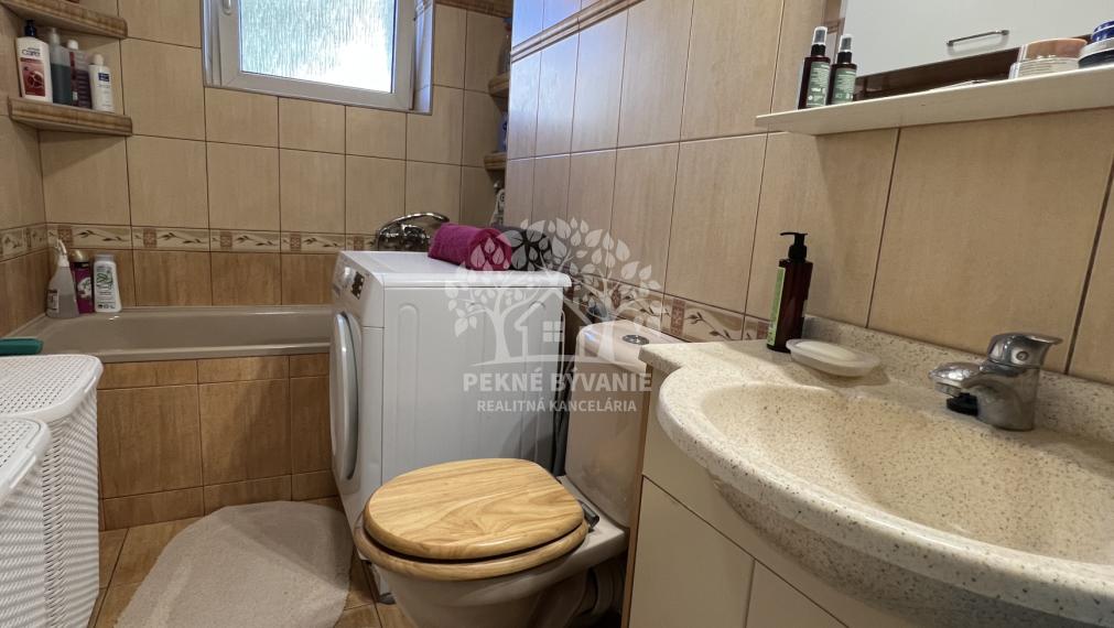 Na predaj 2 izbový útulný,zrekonštruovaný byt s balkónom a krbovou pieckou vo Valaskej