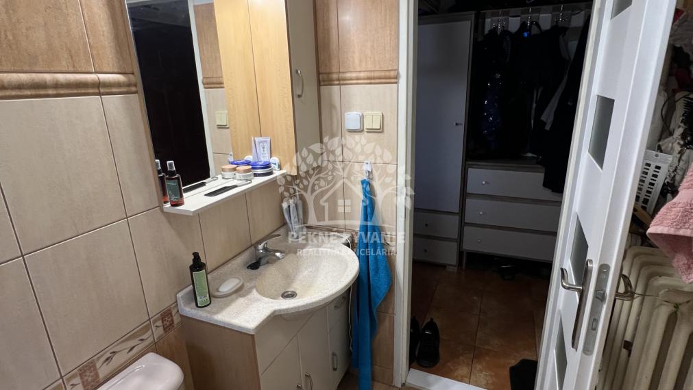 Na predaj 2 izbový útulný,zrekonštruovaný byt s balkónom a krbovou pieckou vo Valaskej