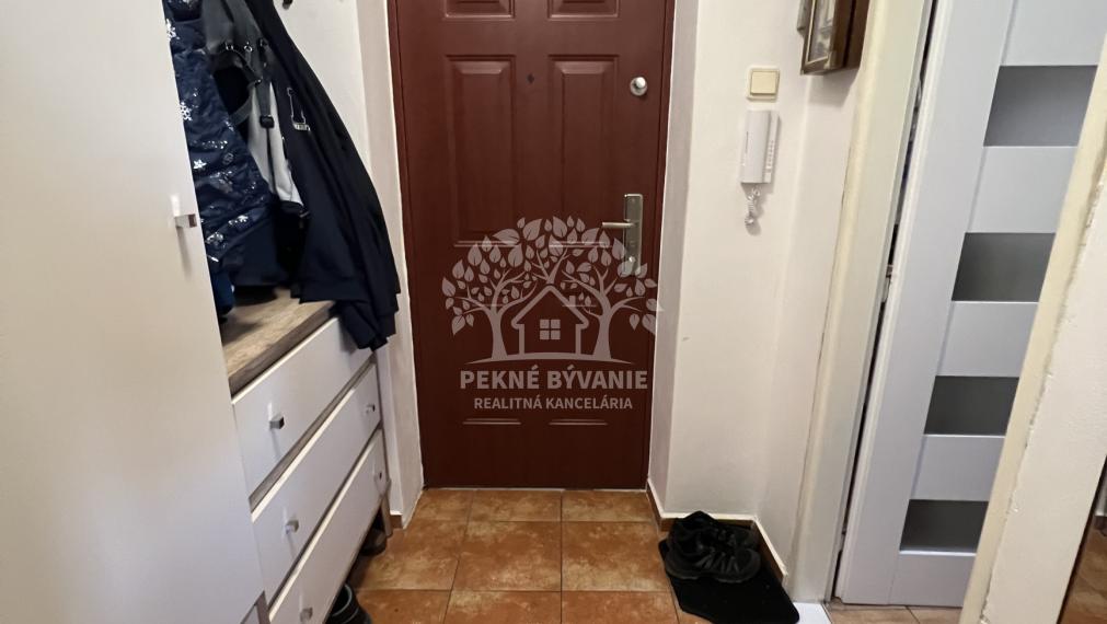 Na predaj 2 izbový útulný,zrekonštruovaný byt s balkónom a krbovou pieckou vo Valaskej