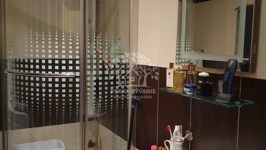 Na prenájom zrekonštruovaný 2 izbový byt v Brezne,veľký balkón,výťah