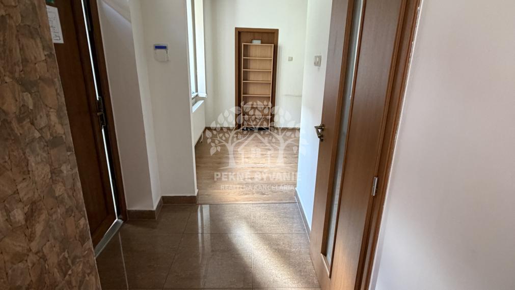 V centre Brezna na prenájom nadštandartné priestory s klímou,parkovaním,kamerovým zabezp.