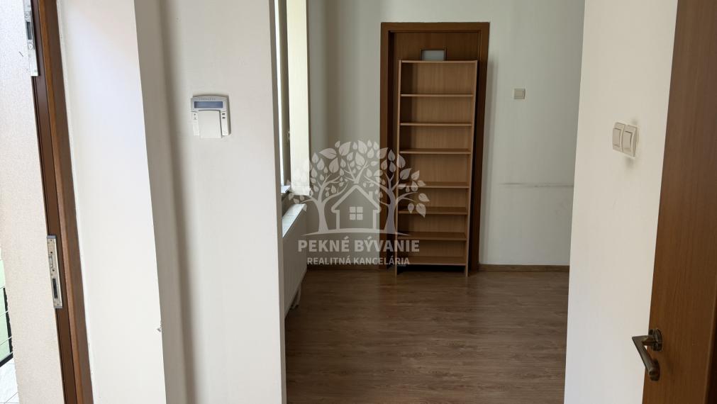 V centre Brezna na prenájom nadštandartné priestory s klímou,parkovaním,kamerovým zabezp.