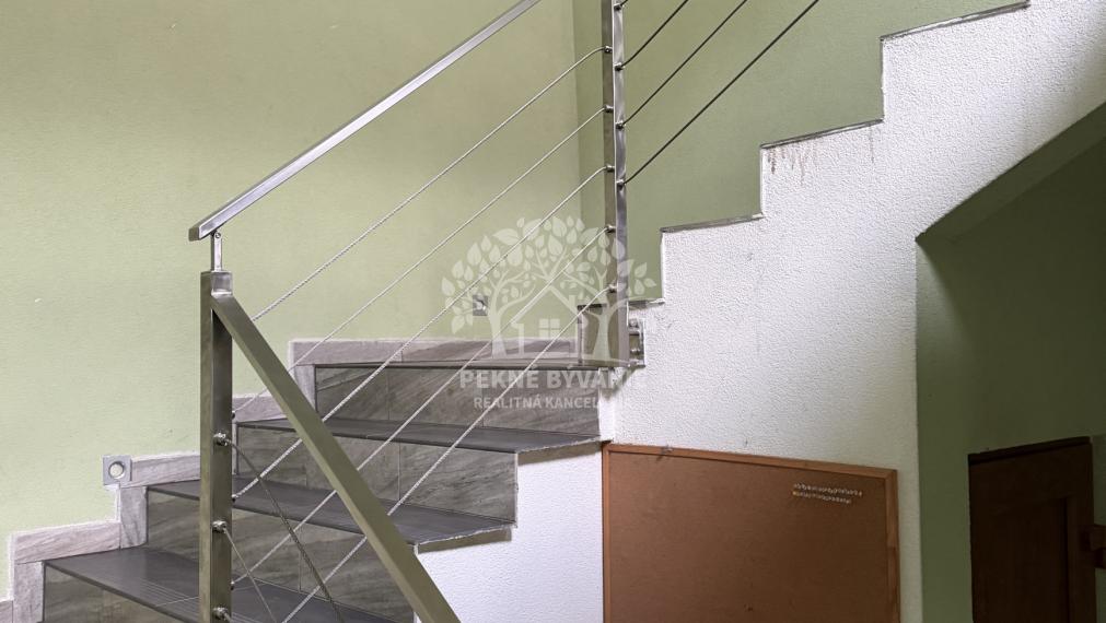 V centre Brezna na prenájom nadštandartné priestory s klímou,parkovaním,kamerovým zabezp.