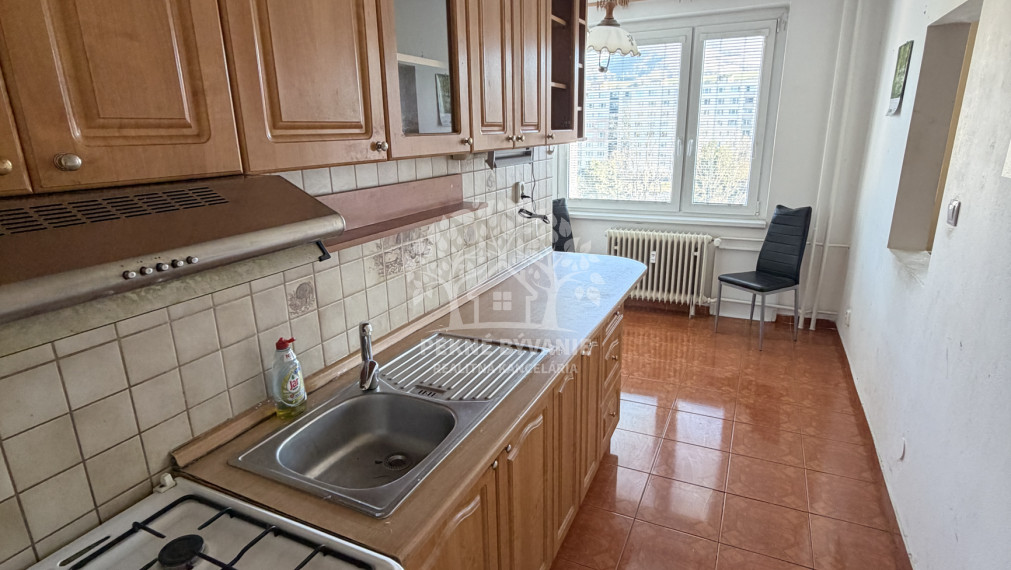 Na prenájom priestranný 2 izbový byt v centre Brezna-Malinovského 64m2,balkón.
