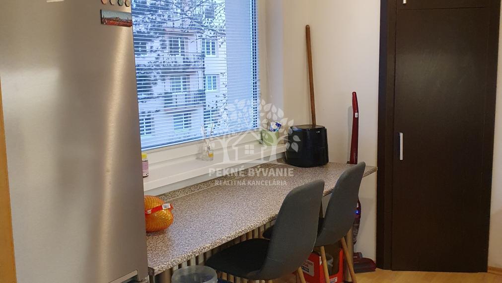 Výhodne predáme 2 izbový byt v Brezne po rekonštrukcii,zariadený a s veľkým balkónom