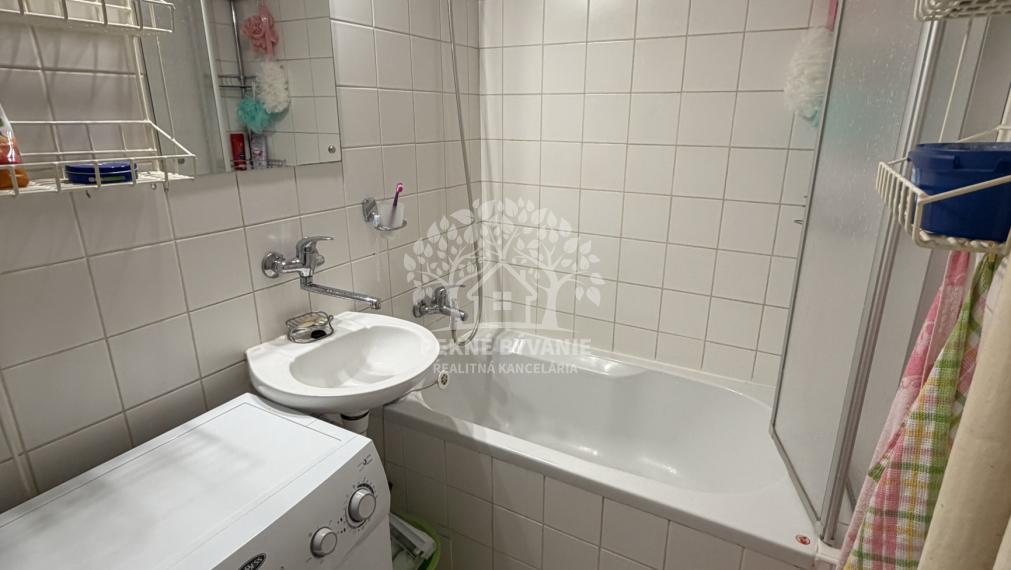 V centre Brezna ponúkame na predaj 3 izbový byt, 2 pivnice,veľa zelene