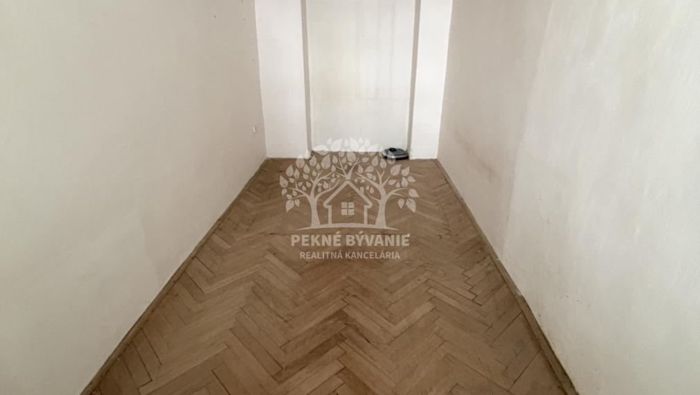 V centre Brezna ponúkame na predaj 3 izbový byt, 2 pivnice,veľa zelene