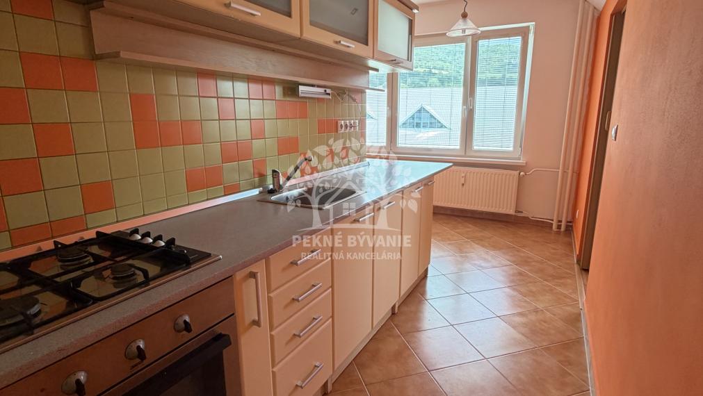Ponúkame prenájom 2 izbového bytu po rekonštrukcii v Brezne, 64m2,veľký balkón