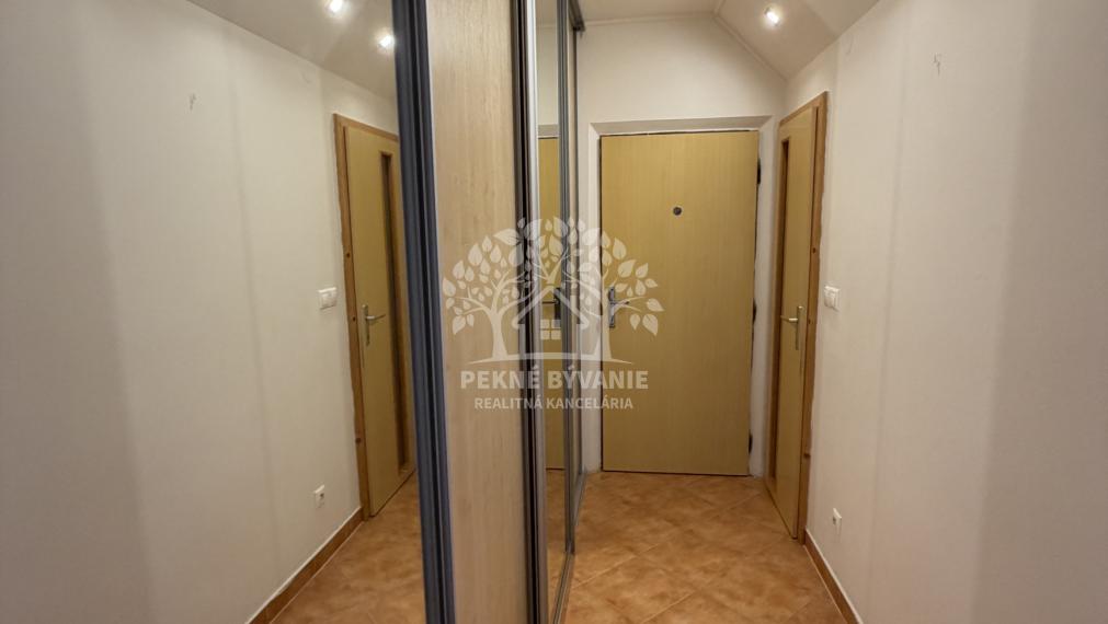 Ponúkame prenájom 2 izbového bytu po rekonštrukcii v Brezne, 64m2,veľký balkón