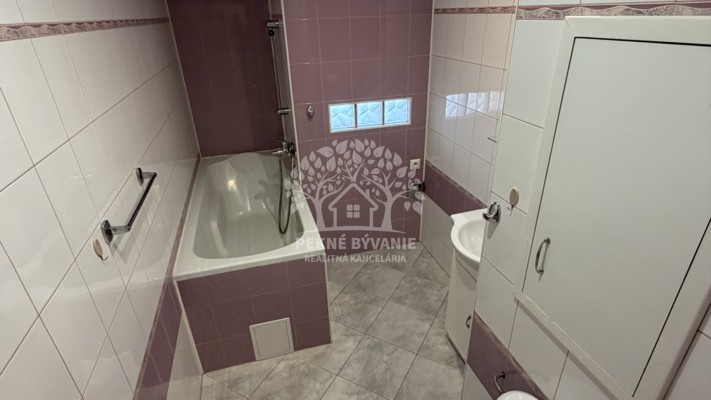 Ponúkame prenájom 2 izbového bytu po rekonštrukcii v Brezne, 64m2,veľký balkón