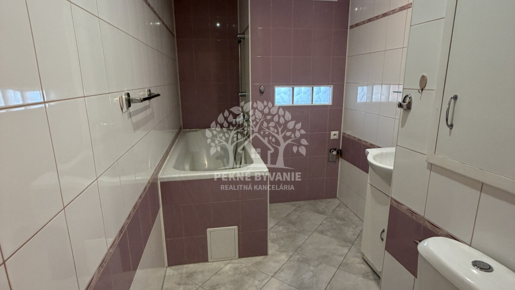 Ponúkame prenájom 2 izbového bytu po rekonštrukcii v Brezne, 64m2,veľký balkón