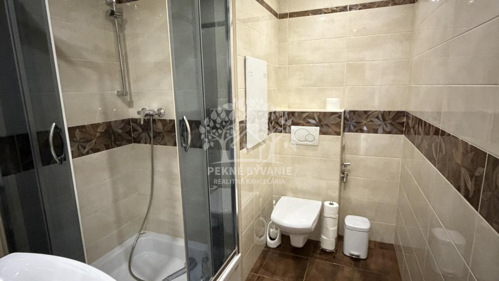Na prenájom útulný,zrekonštruovaný byt so zariadením a veľkým balkónom v centre Brezna ČSA