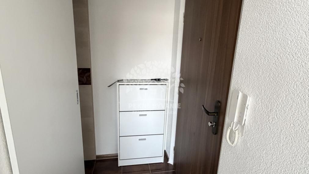 Na prenájom útulný,zrekonštruovaný byt so zariadením a veľkým balkónom v centre Brezna ČSA