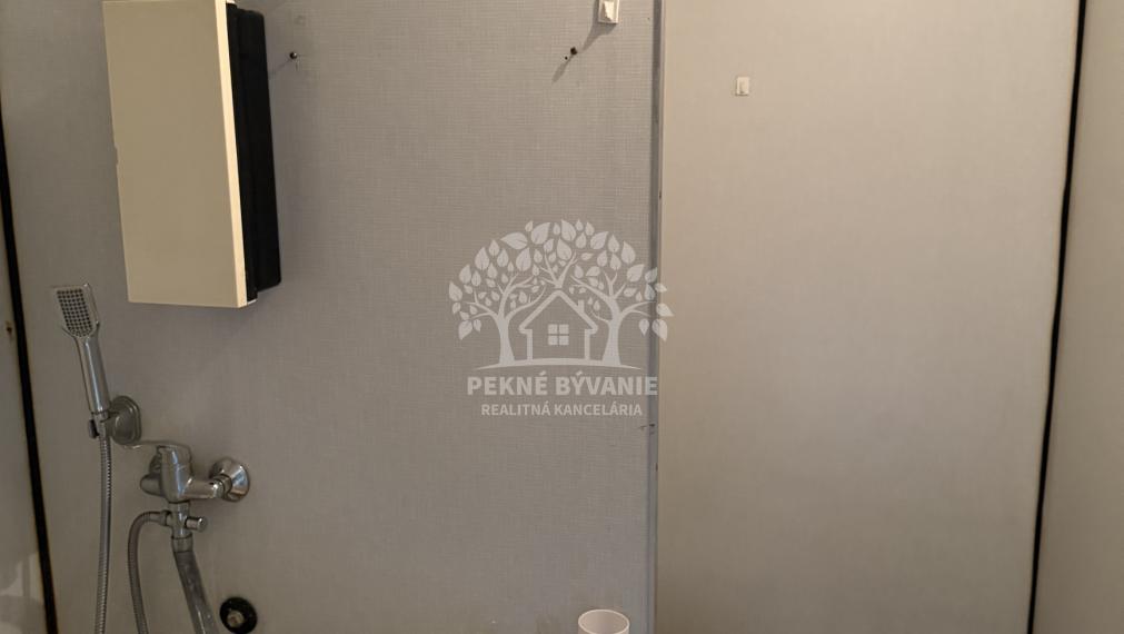 Predaj: 1 izbový byt v centre Brezna, pôvodný stav, s balkónom