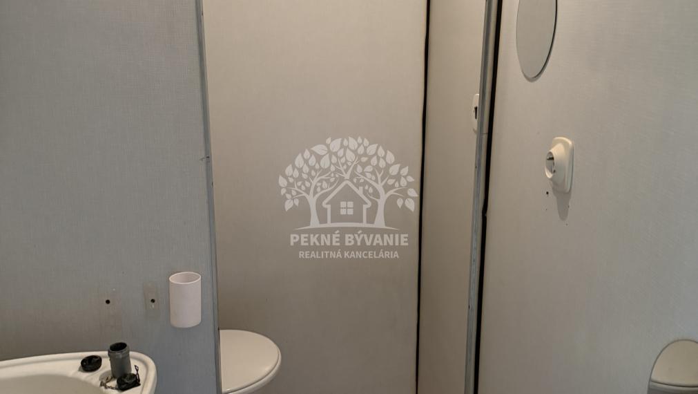 Predaj: 1 izbový byt v centre Brezna, pôvodný stav, s balkónom