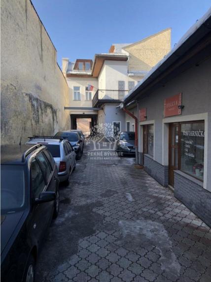 V priamom centre Brezna ponúkame na predaj polyfukčnú budovu