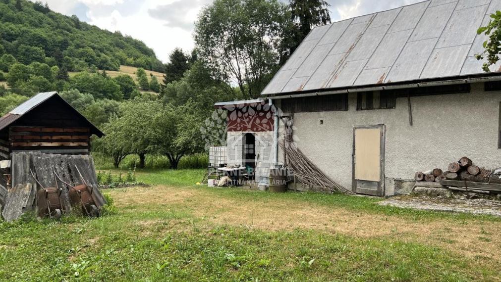 ZNÍŽENÁ CENA: Na predaj veľký dvojgeneračný rodinný dom v obci Hiadeľ