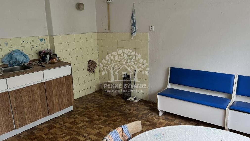 ZNÍŽENÁ CENA: Na predaj veľký dvojgeneračný rodinný dom v obci Hiadeľ