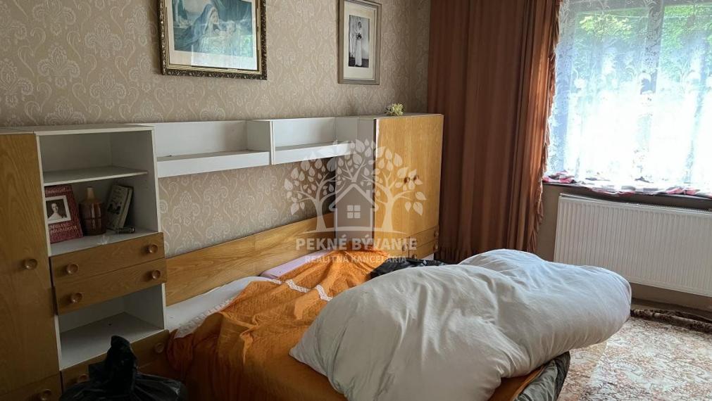 ZNÍŽENÁ CENA: Na predaj veľký dvojgeneračný rodinný dom v obci Hiadeľ