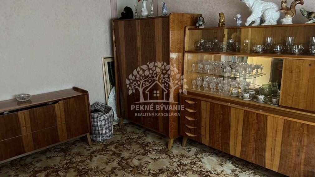 ZNÍŽENÁ CENA: Na predaj veľký dvojgeneračný rodinný dom v obci Hiadeľ