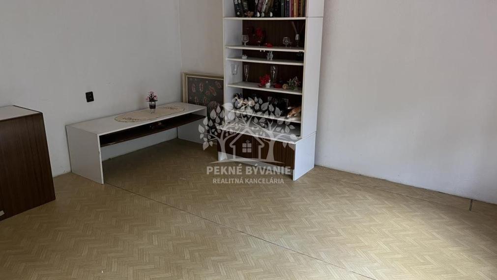 ZNÍŽENÁ CENA: Na predaj veľký dvojgeneračný rodinný dom v obci Hiadeľ