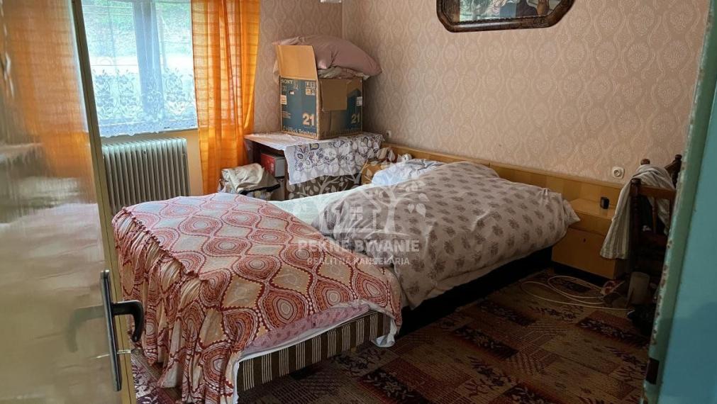 ZNÍŽENÁ CENA: Na predaj veľký dvojgeneračný rodinný dom v obci Hiadeľ