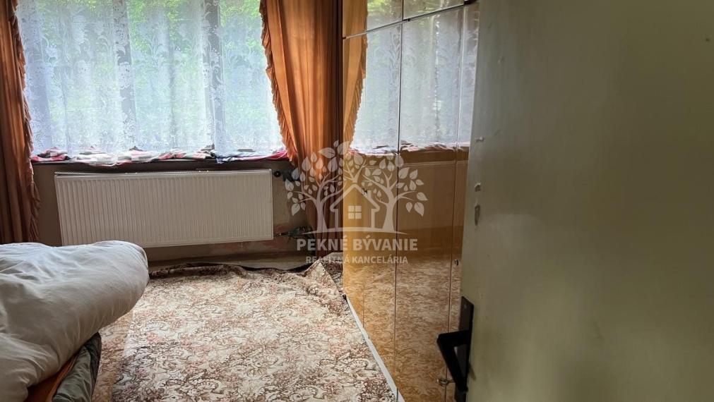 ZNÍŽENÁ CENA: Na predaj veľký dvojgeneračný rodinný dom v obci Hiadeľ