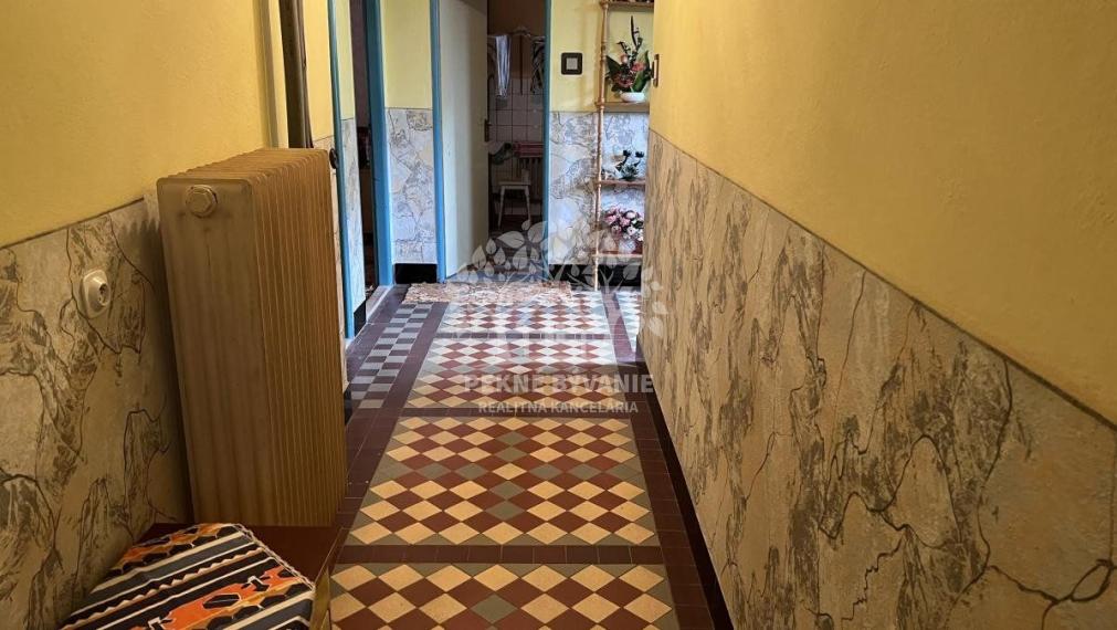 ZNÍŽENÁ CENA: Na predaj veľký dvojgeneračný rodinný dom v obci Hiadeľ