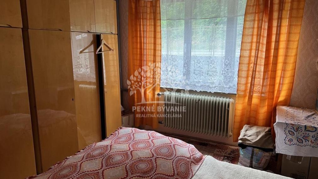 ZNÍŽENÁ CENA: Na predaj veľký dvojgeneračný rodinný dom v obci Hiadeľ