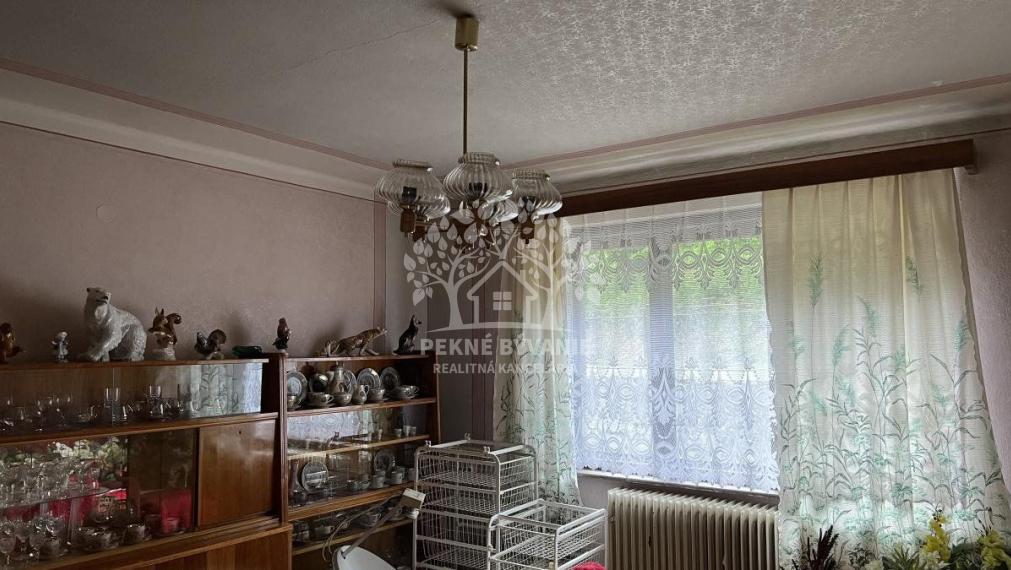 ZNÍŽENÁ CENA: Na predaj veľký dvojgeneračný rodinný dom v obci Hiadeľ