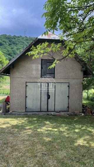 ZNÍŽENÁ CENA: Na predaj veľký dvojgeneračný rodinný dom v obci Hiadeľ