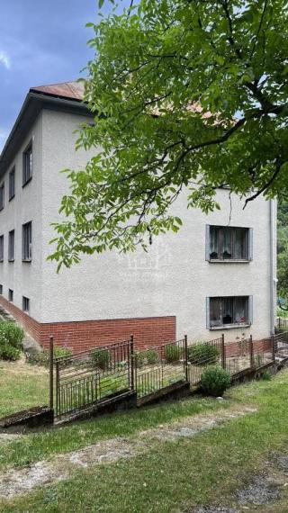 ZNÍŽENÁ CENA: Na predaj veľký dvojgeneračný rodinný dom v obci Hiadeľ