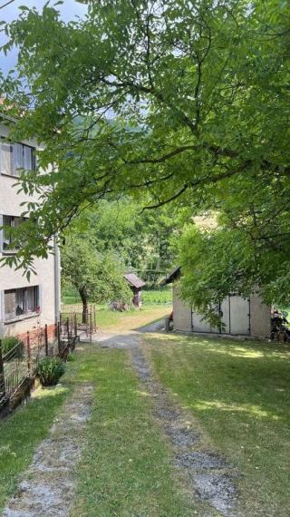 ZNÍŽENÁ CENA: Na predaj veľký dvojgeneračný rodinný dom v obci Hiadeľ