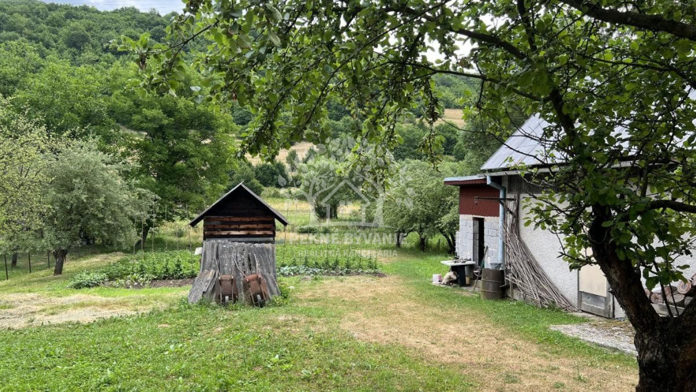 ZNÍŽENÁ CENA: Na predaj veľký dvojgeneračný rodinný dom v obci Hiadeľ