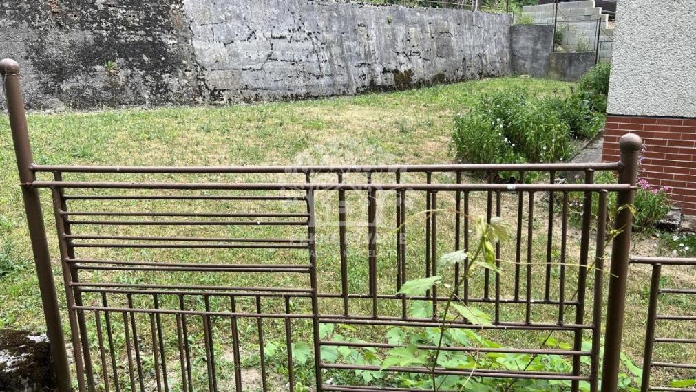 ZNÍŽENÁ CENA: Na predaj veľký dvojgeneračný rodinný dom v obci Hiadeľ