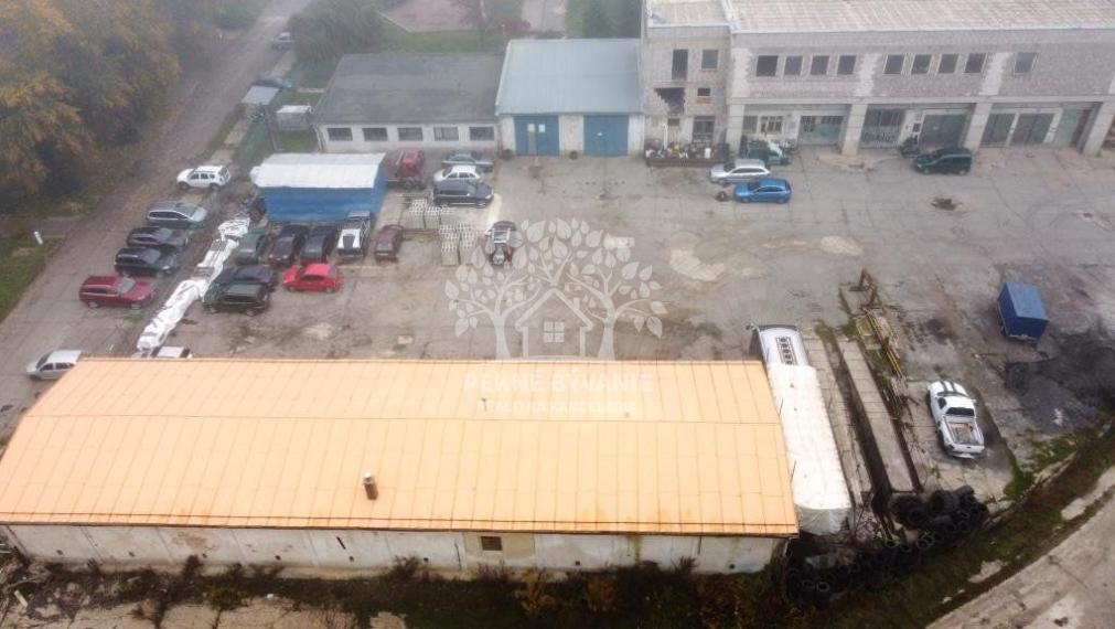 Priemyselný areál s garážami a administratívnym zázemím