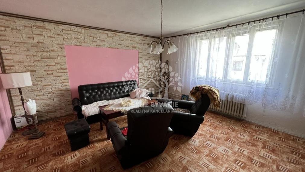 ZNÍŽENÁ SUMA: RODINNÝ DOMA A DREVENIČKA NA JEDNOM POZEMKU V PÔVODNOM STAVE, POHORELÁ