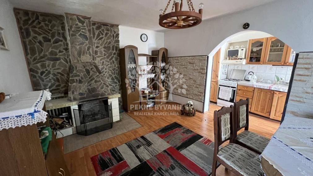 ZNÍŽENÁ SUMA: RODINNÝ DOMA S DREVENIČKOU NA JEDNOM POZEMKU V PÔVODNOM STAVE, POHORELÁ