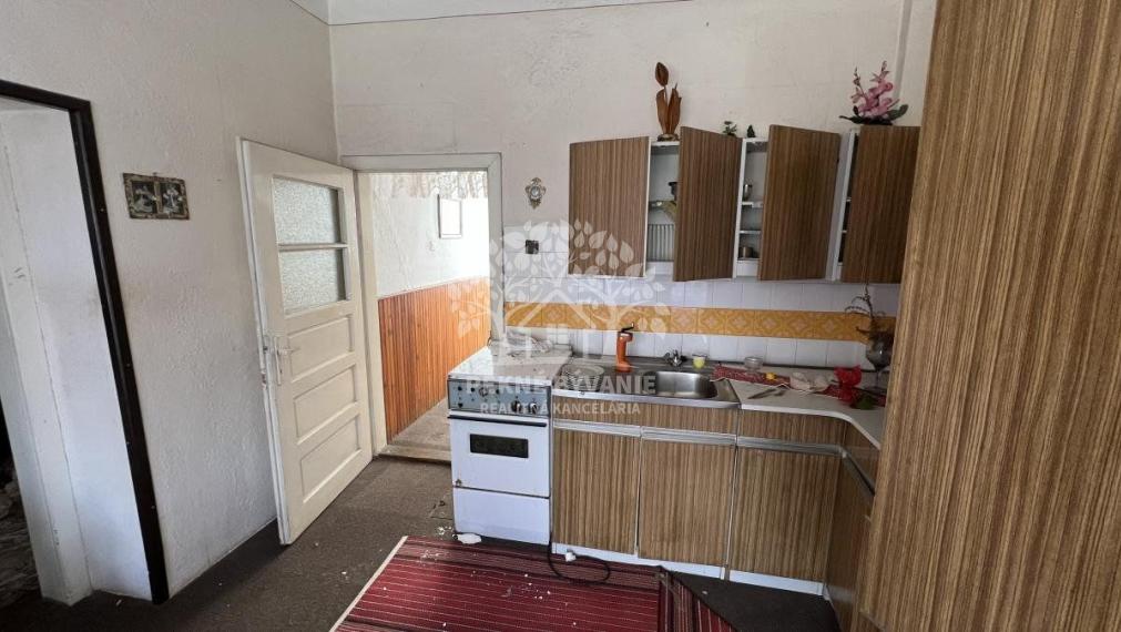 ZNÍŽENÁ SUMA: RODINNÝ DOMA A DREVENIČKA NA JEDNOM POZEMKU V PÔVODNOM STAVE, POHORELÁ