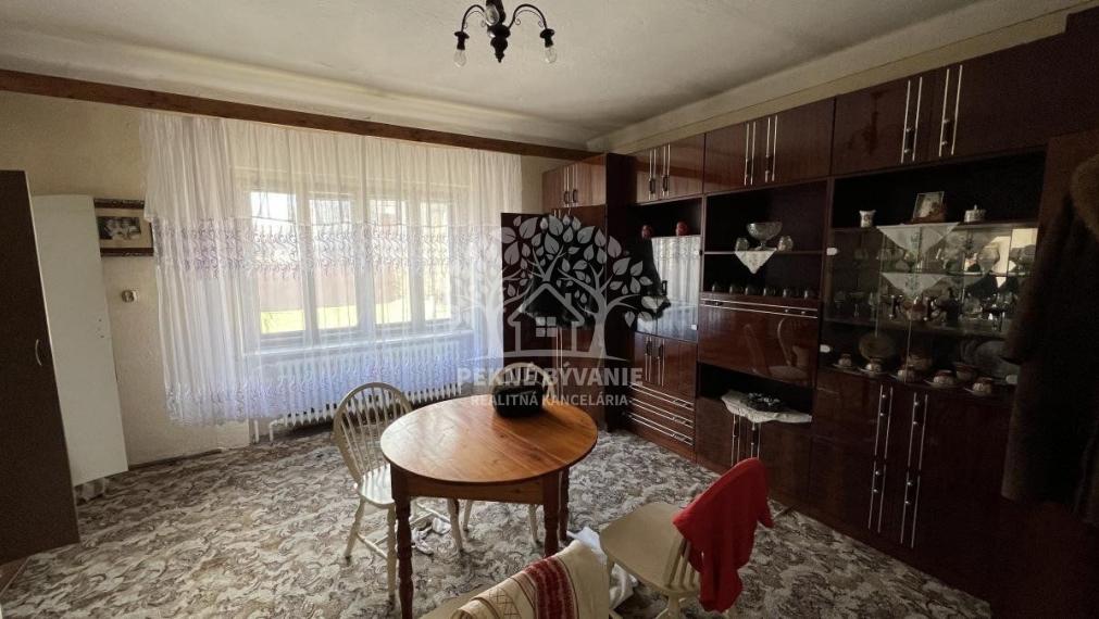 ZNÍŽENÁ SUMA: RODINNÝ DOMA S DREVENIČKOU NA JEDNOM POZEMKU V PÔVODNOM STAVE, POHORELÁ