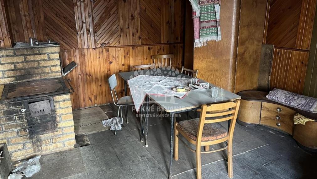 ZNÍŽENÁ SUMA: RODINNÝ DOMA S DREVENIČKOU NA JEDNOM POZEMKU V PÔVODNOM STAVE, POHORELÁ