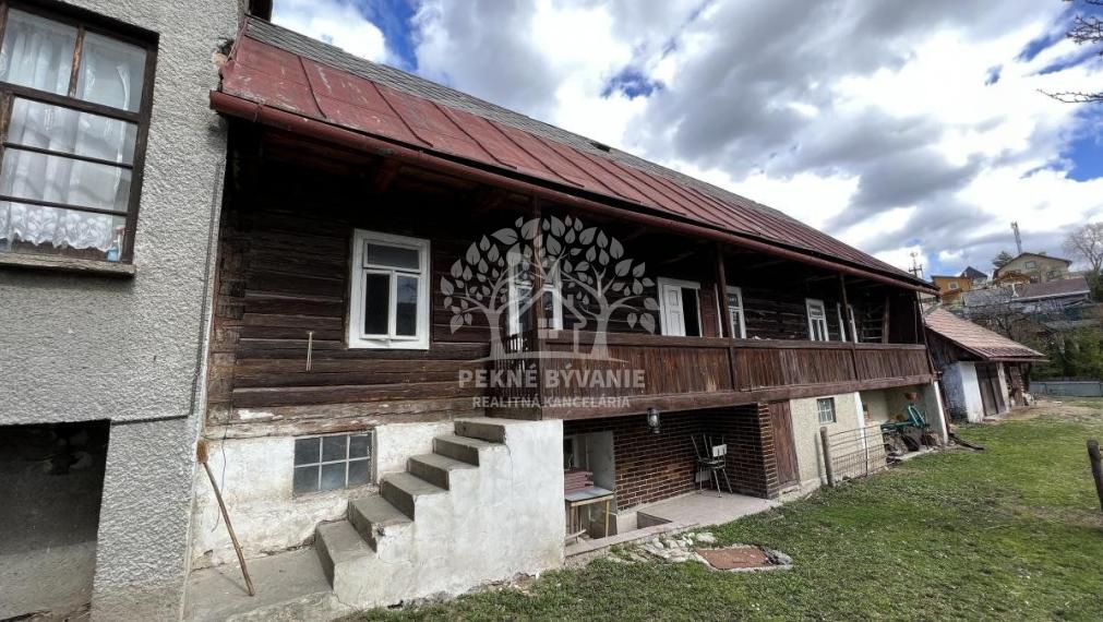 ZNÍŽENÁ SUMA: RODINNÝ DOMA S DREVENIČKOU NA JEDNOM POZEMKU V PÔVODNOM STAVE, POHORELÁ
