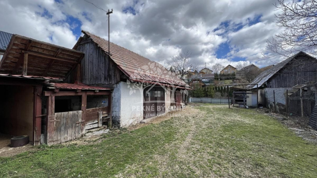ZNÍŽENÁ SUMA: RODINNÝ DOMA S DREVENIČKOU NA JEDNOM POZEMKU V PÔVODNOM STAVE, POHORELÁ