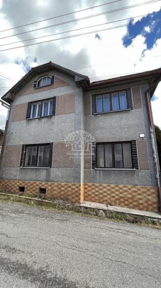 ZNÍŽENÁ SUMA: RODINNÝ DOMA S DREVENIČKOU NA JEDNOM POZEMKU V PÔVODNOM STAVE, POHORELÁ