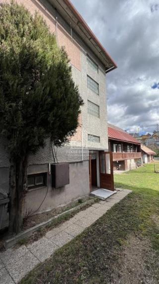 ZNÍŽENÁ SUMA: RODINNÝ DOMA S DREVENIČKOU NA JEDNOM POZEMKU V PÔVODNOM STAVE, POHORELÁ