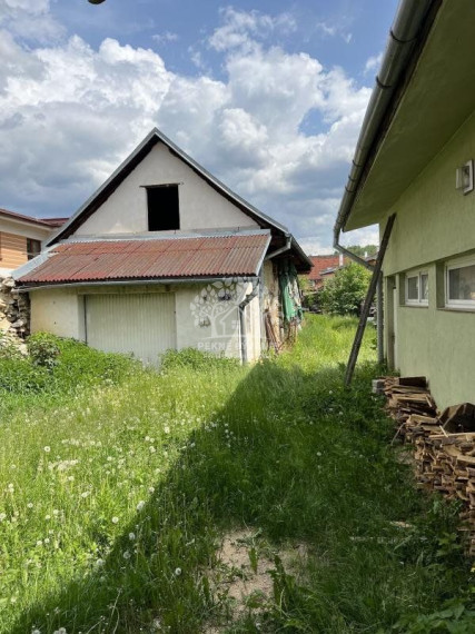 Predáme rodinný dom v centre Brezna s veľkým potenciálom-bývanie,garáže,priestory na podnikanie a prenájom