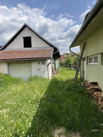 Predáme rodinný dom v centre Brezna s veľkým potenciálom-bývanie,garáže,priestory na podnikanie a prenájom